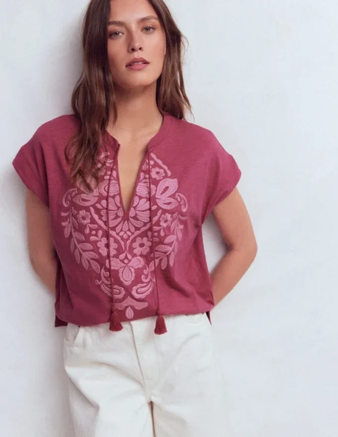 Nina Embroidered Notch T-shirt Malaga, Formica Pink Nina Embroidered Notch T-shirt Malaga, Formica Pink